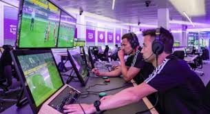 一斯佩齐亚球迷掉进看台和球场之间的沟里，被送进重症监护室